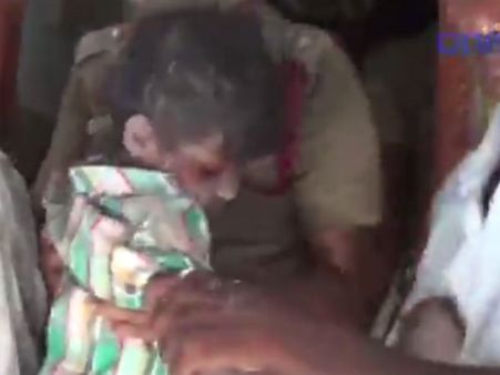 அரையடி சந்தில் மாட்டிக்கொண்ட சிறுவன்... துளையிட்டுக் காப்பற்றிய தீயணைப்புத் துறை: வீடியோ