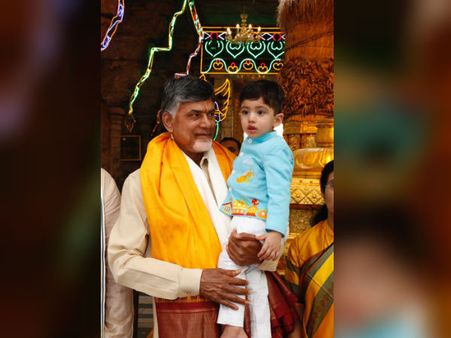 பேரனுக்கு அக்ஷரா அபியாசம் செய்த ஆந்திர முதல்வர் சந்திரபாபு நாயுடு!