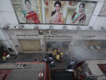 விளம்பரத்துக்கு பலகோடி- ஆனால் அந்த விஷயத்துல கோட்டை விட்டதால் தீயில் சிக்கி சிதைந்த சென்னை சில்க்ஸ்?