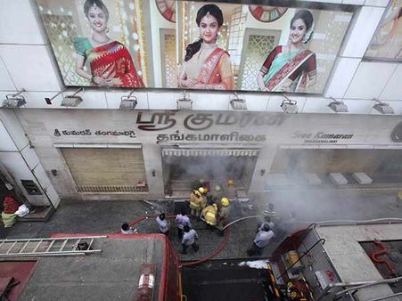 தி நகர் சென்னை சில்க்ஸ் கட்டிடத்தின் சுவர் இடிந்து விழுந்தது.. தீயணைப்பு வீரர்கள் பலர் காயம்