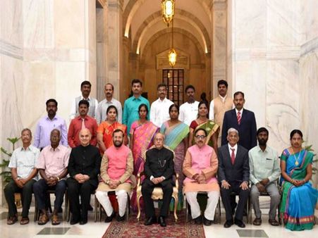 தமிழ் அறிஞர்களுகள் 18 பேருக்கு செம்மொழி விருது: ஜனாதிபதி பிரணாப் முகர்ஜி வழங்கினார்