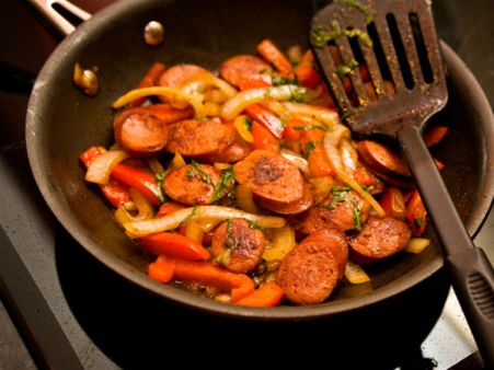 மனைவியை கொன்று துண்டு துண்டாக வெட்டி குக்கரில் சமைத்த கணவர்.. போலீசிடம் சிக்கியதால் தற்கொலை!