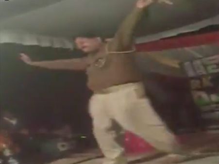 பணி நேரத்தில் குத்தாட்டம் போட்ட உ.பி கான்ஸ்டபிள்... பணத்தை வாரி இறைத்து சேட்டை!