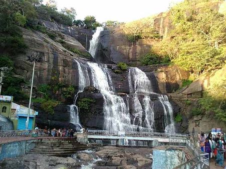 அக்னி வெயிலிலும் ஆர்ப்பரித்து கொட்டும் குற்றால அருவிகள்.... மக்கள் ஆனந்த குளியல்