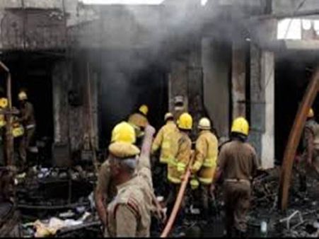 இடி, மின்னல்.. சிவகாசி அருகே பட்டாசு ஆலையில் தீ விபத்து