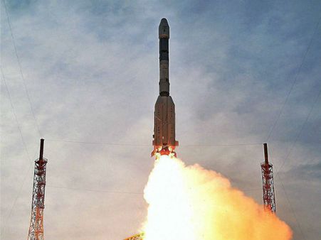 விண்ணில் வெற்றிகரமாக சீறிப் பாய்ந்தது தெற்காசிய நாடுகளுக்கான ஜிசாட் 9 செயற்கைகோள்!