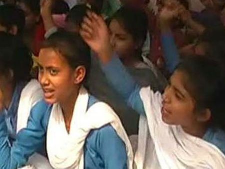 ஆகா..! இதுவல்லவா உண்ணாவிரதம்.. பள்ளிக்கூடத்தை தரம் உயர்த்தக்கோரி 8வது நாளாக மாணவிகள் பட்டினி!