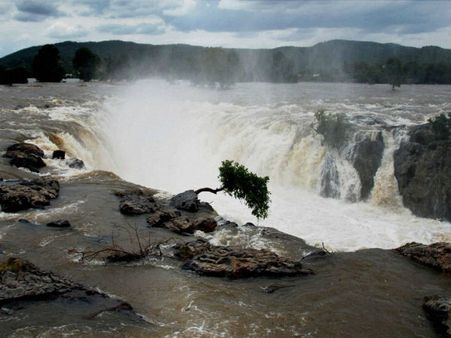 காவிரி நீர்ப்பிடிப்பு பகுதிகளில் கன மழை... ஒகேனக்கலில் தண்ணீர் கொட்டுகிறது.. சுற்றுலா பயணிகள் குஷி