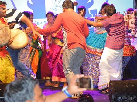 அசத்தும் இந்தோனேஷியத் தமிழர்கள்... நாட்டுப்புறக் கலைகளுடன் தமிழ்ப் புத்தாண்டு கொண்டாட்டம்!
