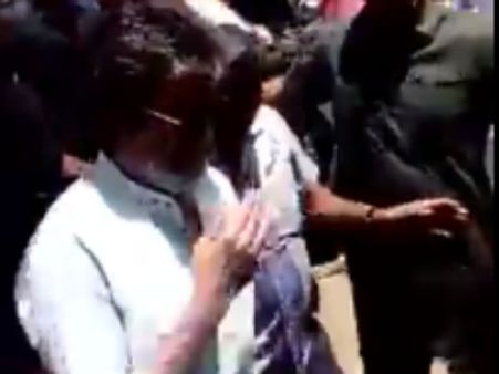 வடாலாவுக்க் வந்த 'காலா' ரஜினி - ஸ்டைலைப் பார்த்து அதகளப்படுத்தும் ரசிகர்களின் வைரல் வீடியோ