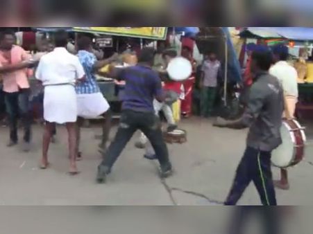 கம்பம் அருகே கோவில் திருவிழாவில் திடீர் மோதல்.. இசைக்கருவியால் தாக்கிக்கொண்டதால் பதற்றம் - வீடியோ