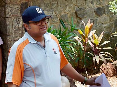 சிபிஐ ரெய்டை தொடர்ந்து திடீர் வெளிநாடு பயணம் ஏன்? லண்டனில் இருந்தபடி கார்த்தி சிதம்பரம் விளக்கம்