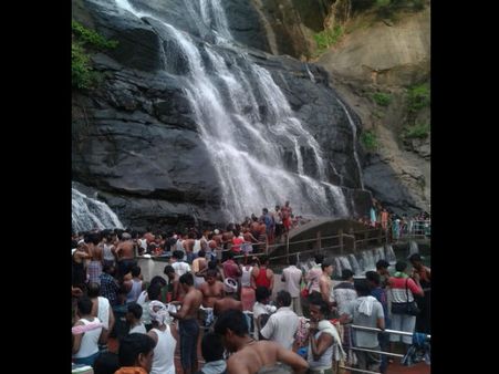 குற்றாலத்தில் நெருங்கும் சீசன்.. ஏலம் போகாமல் வெறிச்சோடி கிடக்கும் கடைகள்.. வியாபாரிகள் கவலை!