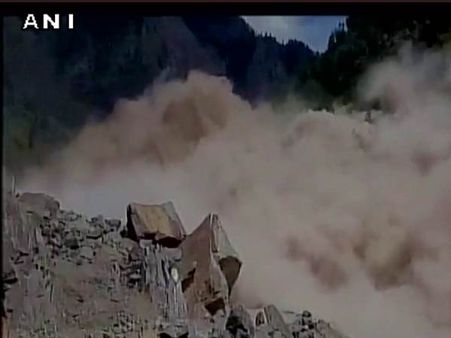 உத்தரகாண்டில் கடும் நிலச்சரிவு: 15 ஆயிரம் சுற்றுலாப் பயணிகள் தவிப்பு