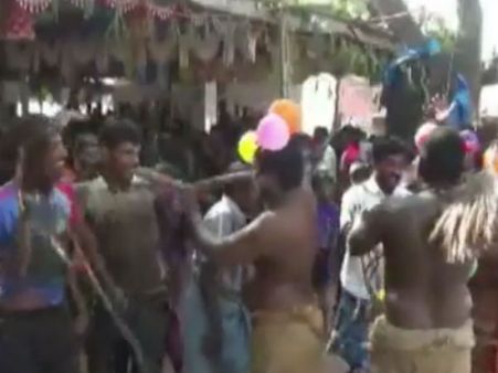 மாமன், மச்சானெல்லாம் வந்து துடைப்பத்துல அடி வாங்கிக்கோ...தேனியில் விநோதத் திருவிழா -வீடியோ