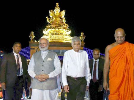 தமிழ், சிங்களம், ஆங்கிலம்.. அடுத்தடுத்து டிவீட்டும் மோடி... இலங்கையிலிருந்து!