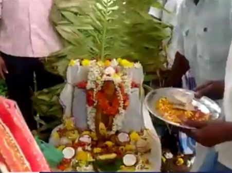 குரங்குக்கு இறுதிச் சடங்கு செய்து நெகிழ வைத்த கிராம மக்கள்...!- வீடியோ