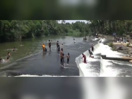 வெயிலின் தாக்கத்தை தணிக்க முல்லைப் பெரியாறு அணையில் குளித்து மகிழும் மக்கள்!- வீடியோ