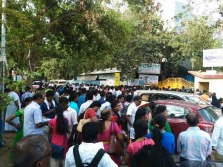 நீட் தேர்வுக்கு 5 நிமிட தாமதமானதால் அனுமதி மறுப்பு... ஆத்திரமடைந்த பெற்றோர் மறியல்