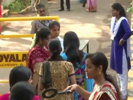 கருப்பு நூலை கழட்டிய ஆபீசருங்க... 'அதை' ஏன் கழட்டச் சொல்லலை? நெட்டிசன்ஸ் கேள்வி!