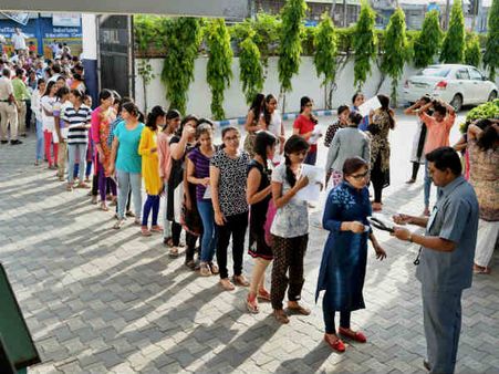 நீட் சர்ச்சை: ஆடைக் கட்டுப்பாடு தேவை...இவ்வளவு அராஜக கெடுபிடி அவசியம்தானா?