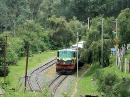 தண்டவாளத்தில் விழுந்த கார்.. உதகை மலை ரயில் சேவை பாதிப்பு பயணிகள் அவதி!