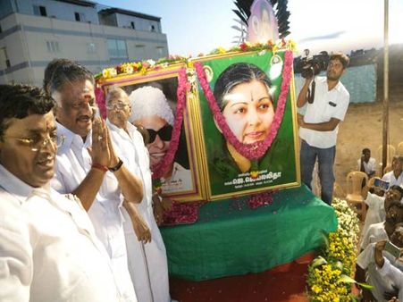 ஜெ. மரணத்திற்கு நீதி கேட்டு.. காஞ்சியில் சுற்றுப்பயணத்தை தொடங்கினார் ஓ.பி.எஸ்.