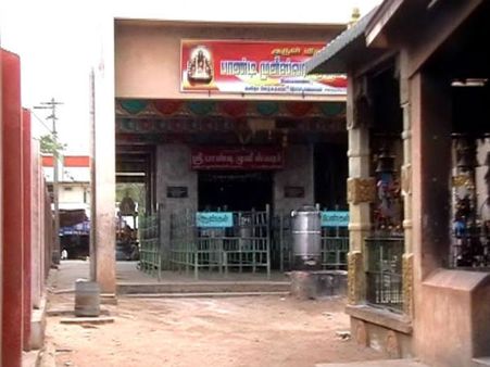 'சக்தி வாய்ந்த' மதுரை பாண்டி முனி கோவில் பணம் அபேஸ்- அதிகாரிகள் மீது பகீர் புகார்