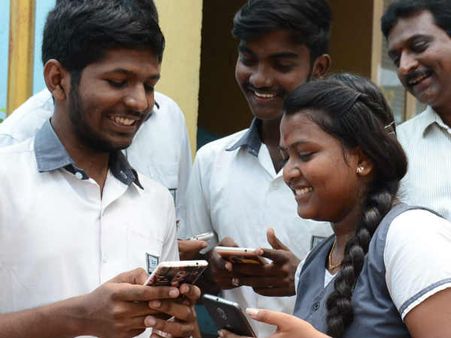 பிளஸ் 2 தேர்வு முடிவுகள் வெளியானது - தமிழகம், புதுச்சேரியில் 92.1 % பேர் தேர்ச்சி