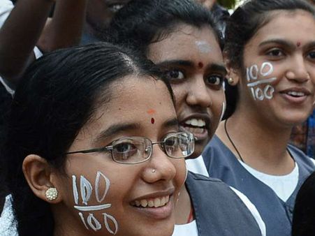 ப்ளஸ் டூ தேர்வு முடிவுகள் வெளியீடு: எத்தனை பேரு எந்தெந்த பாடத்துல சென்டம் தெரியுமா?