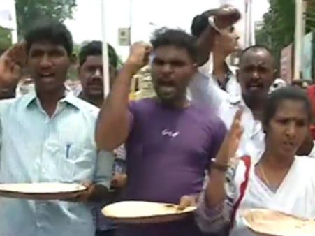 ஈரோட்டில் அய்யாக்கண்ணு பாணியில் போக்குவரத்து ஊழியர்கள் போராட்டம்!