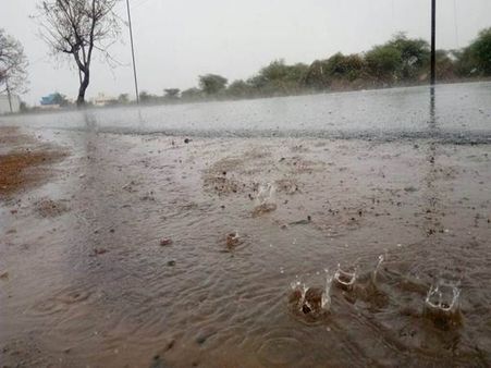 தமிழகத்தில் பல இடங்களில் கனமழை..அரியலூரில் இடிதாக்கி பெண் பலி..புதுக்கோட்டையில் 5 பெண்கள் காயம்