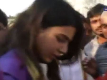 திருப்பதி கோவிலில் சமந்தா... செல்ஃபி எடுக்க மொய்த்த ரசிகர்கள் - வீடியோ