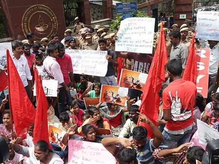 மாட்டுக்கறி தின்றால்.. கண்ணை குத்துவார்களா.. ஐஐடியைக் கண்டித்து எஸ்எப்ஐ பேரணி