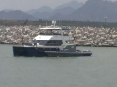 இந்திய கடல் எல்லைக்குள் புகுந்த இலங்கையின் மினி சொகுசு கப்பல் .. 4 பேர் சிக்கினர்