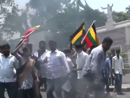 சென்னையில் சீமான், வீரலட்சுமி கொடும்பாவிகளை எரிக்க முயன்ற ரஜினி ரசிகர்கள் கைது!