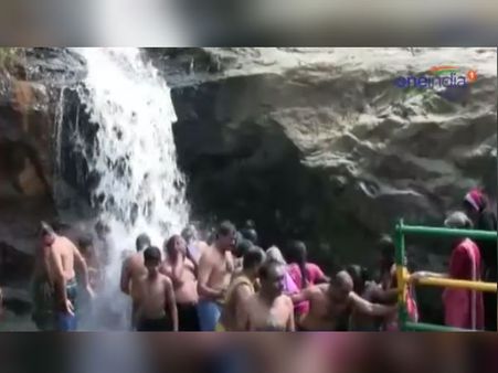 பொங்கி வழியும் கும்பகரை அருவி... பொதுமக்கள் குஷி - வீடியோ