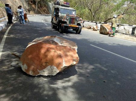 திருமலை மலைப்பாதையில் உருண்டு விழுந்த பாறை...அதிர்ஷ்டவசமாக உயிர் தப்பினர் பக்தர்கள்!