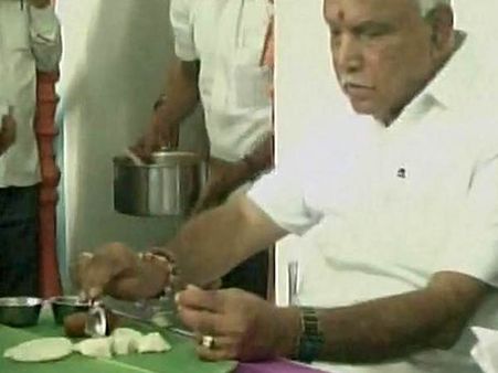 தலித் வீட்டுச் சாப்பாட்டை ஒதுக்கிய பாஜக எதியூரப்பா- போலீசில் 'தீண்டாமை' புகார்!