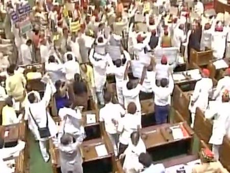 உ.பி. சட்டசபைக்குள் வெடித்தது கலவரம்.. முதல் கூட்டத் தொடரிலே எதிர்க் கட்சிகள் பெரும் ரகளை !