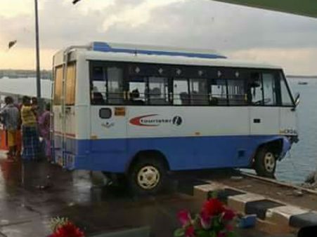 பாம்பன் பாலத்தில் விபத்து: அந்தரத்தில் தொங்கிய வேன்... அதிர்ஷவசமாக உயிர் தப்பிய பயணிகள்