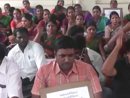 போலி சான்றிதழ் கொடுக்க மறுத்த அலுவலர் பணியிட மாற்றம்... போராடும் கிராம நிர்வாக அலுவலர்கள்: வீடியோ