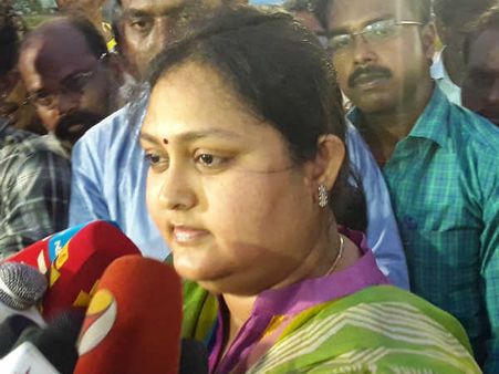 ஆதாயத்துக்காக அணியைத் தேடக் கூடாது - அதிமுக கோஷ்டிகள் இணைய வேண்டும்: நடிகை விந்தியா பரபர பேட்டி