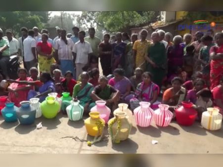 குடிக்கவே தண்ணி இல்ல… கலர் கலர் குடங்களுடன் பெண்கள் அன்றாடம் சாலை மறியல்: வீடியோ