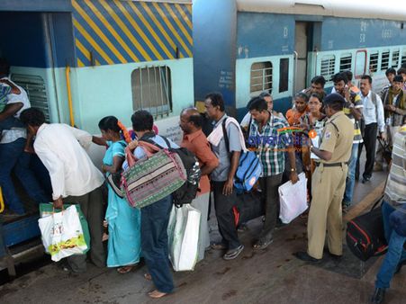 அதிகாரி வருகைக்காக அப்பாவி இளைஞருக்கு 'பளார்' விட்ட ரயில்வே போலீஸ்! ஈரோட்டில் பரபரப்பு!