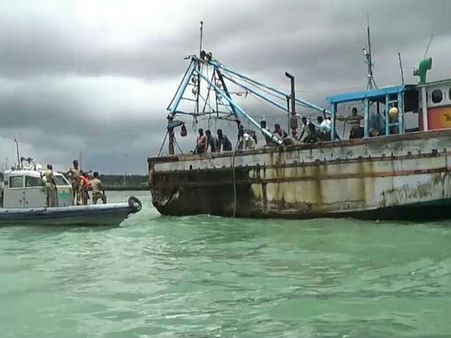 தமிழக மீனவர்கள் 8 பேருக்கு ஜூலை 7 வரை காவல்... இலங்கை கடற்படை அட்டூழியம்