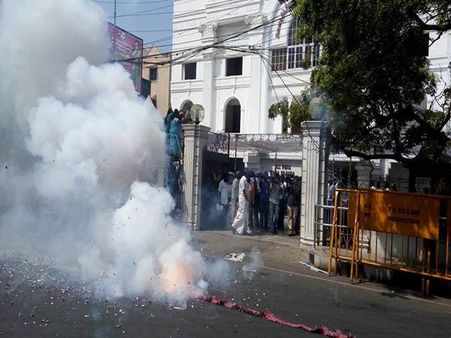 டிடிவி தினகரனுக்கு ஜாமீன்.. பட்டாசு வெடித்து கொண்டாடிய ஆதரவாளர்கள்