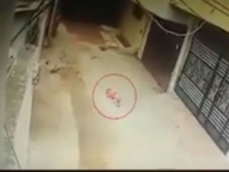 3-வது மாடியில் இருந்து தூக்கி வீசப்பட்ட 18 மாத கைக்குழந்தை..நெஞ்சை பதற வைக்கும் வீடியோ!