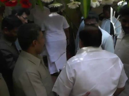 கோபாலபுரத்தில் உற்சாகத்துடன் அன்னதானம் வழங்கிய திமுக தொண்டர்கள்: வீடியோ