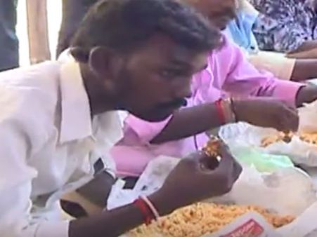 தடை போட்டால் சாப்பிடுவோம்.. ருசியான மாட்டுக்கறி தின்று மக்கள் அதிகாரம் அமைப்பினர் போராட்டம்